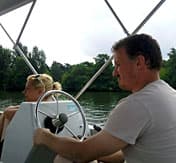 Ein Mann und eine Frau fahren auf einem Boot über einen See
