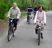 Zwei Damen und Herren auf Fahrrädern im Wald
