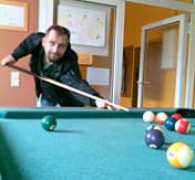 Junger Mann spielt Billard