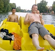 Drei junge Männer auf einem Tretboot in Berlin