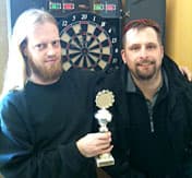 Zwei Männer halten einen Pokal