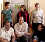 Sechs junge Frauen und Männer vor einer Wohnungstür - Das Team der Therapeutischen Wohngemeinschaft